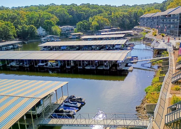 F Lakefront! Remodeled, Sleeps 4, Boat Slip, Patio, Wifi, Cable, Pool