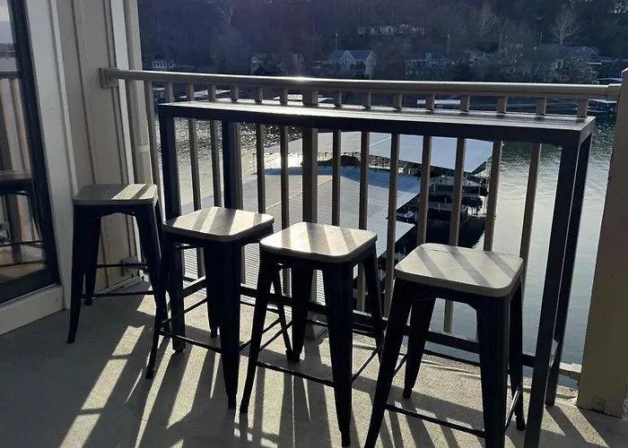 Lakefront Condo Private Deck 3 Pools